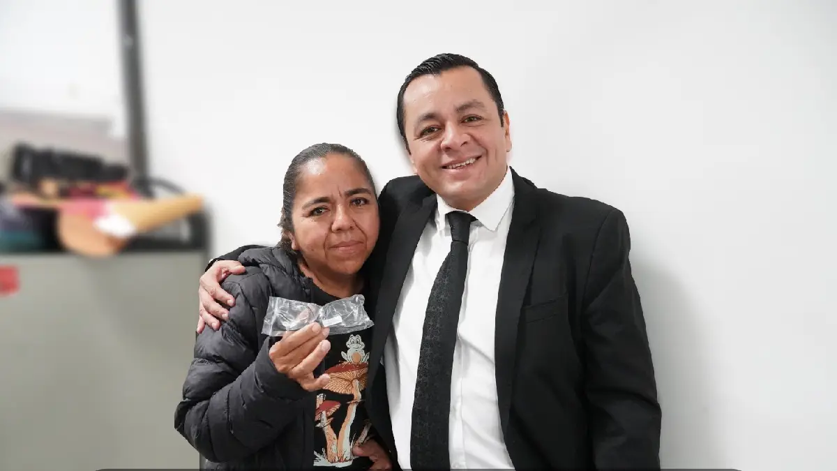 Juan Manuel Alonso entrega lentes de lectura a texmeluquenses