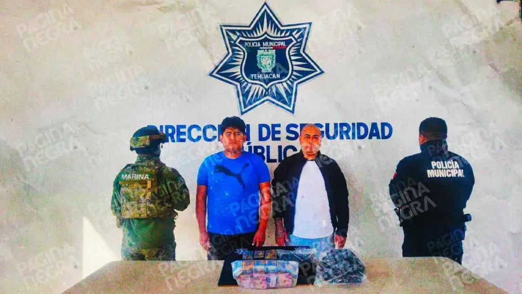 Detienen a dos sujetos con armas y un millón de pesos en Tehuacán, Puebla