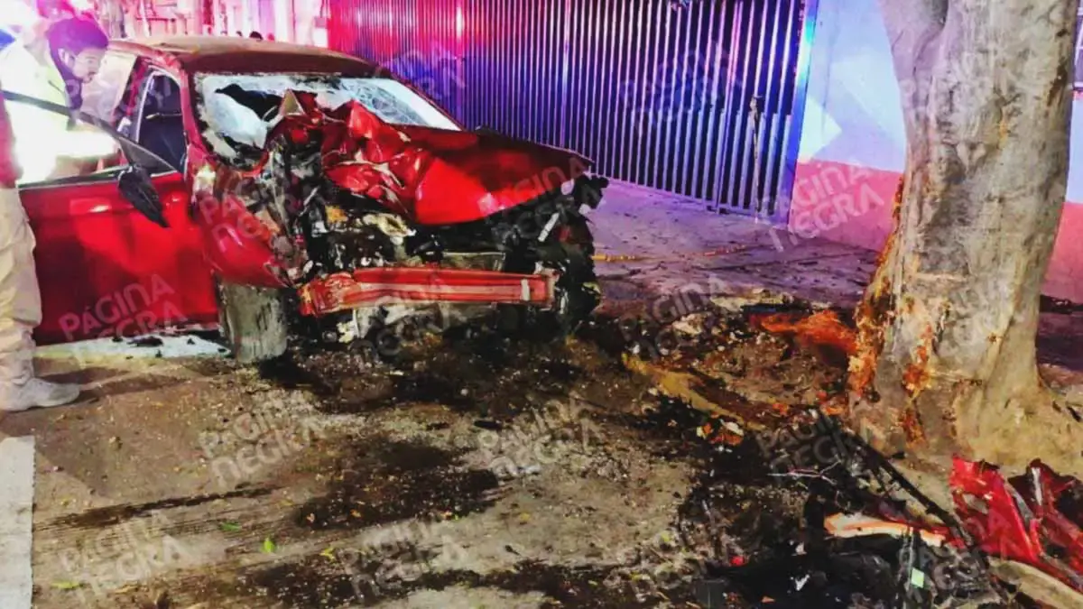 Mujer borracha chocó contra un árbol en Los Volcanes, Puebla; copiloto murió