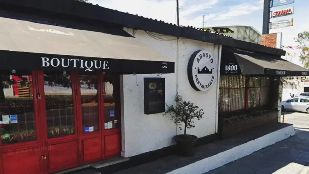 Delincuentes asaltan a comensales de “El Abasto” en la Calzada Zavaleta, Puebla