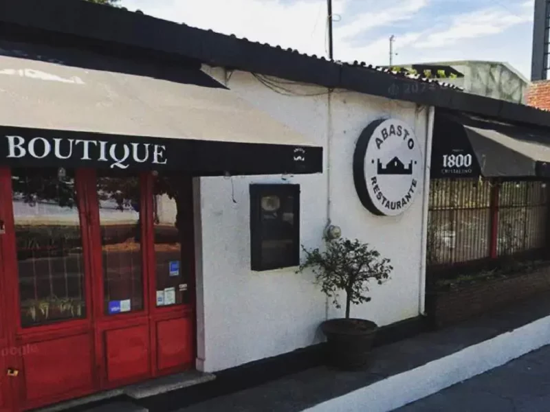 Delincuentes asaltan a comensales de “El Abasto” en la Calzada Zavaleta, Puebla