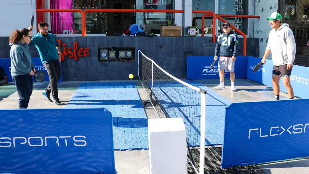 Disfrutaron poblanas y poblanos del Pickleball durante la Vía Recreativa en la ciudad