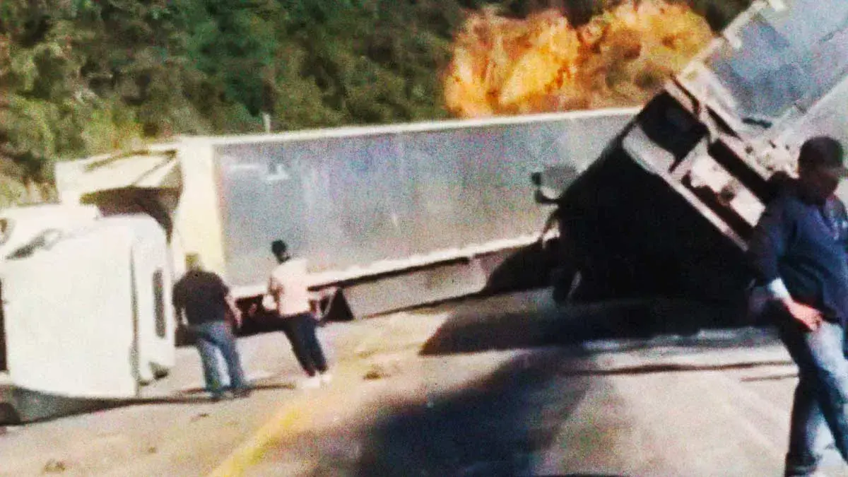 Accidente entre trailers en la autopista Puebla-Orizaba deja dos personas heridas