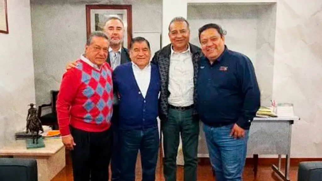 Exgobernador de Puebla, Mario Marín se reúne con empresarios y concede entrevista a periodistas 