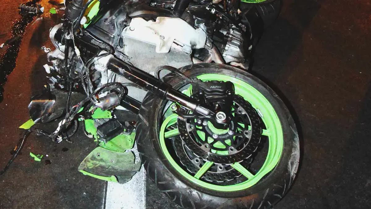 Matan a motociclista en Tepeojuma, Puebla; quedó tirado junto a la antena de televisión que transportaba