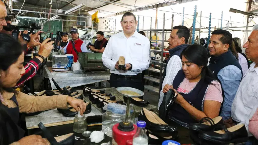 Alejandro Armenta promoverá instalación de empresas de calzado en tres municipios de Puebla