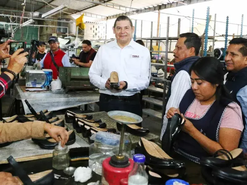 Alejandro Armenta promoverá instalación de empresas de calzado en tres municipios de Puebla