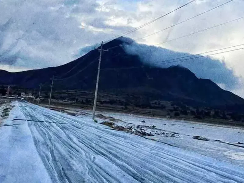 Fuerte granizada pinta de blanco Tepeyahualco, Puebla