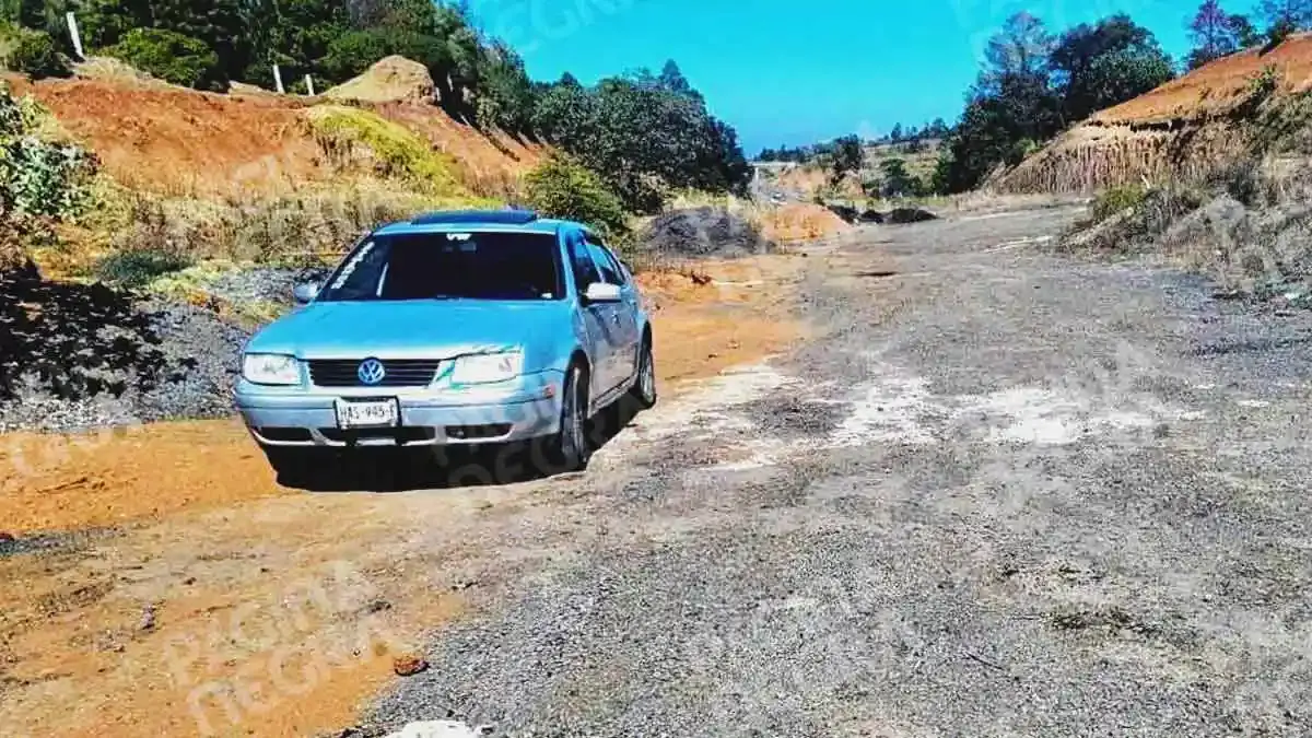 Abandonan auto con tres cuerpos en límites de Zacatlán y Chignahuapan en Puebla 