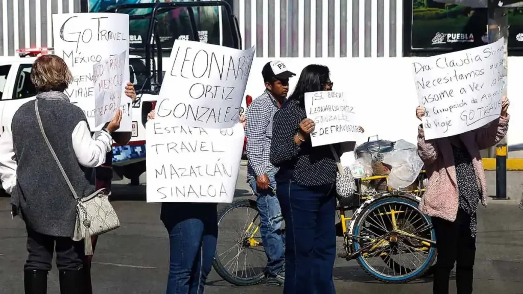 Víctimas de fraude de empresa Go Travel realizan manifestación en la Fiscalía de Puebla