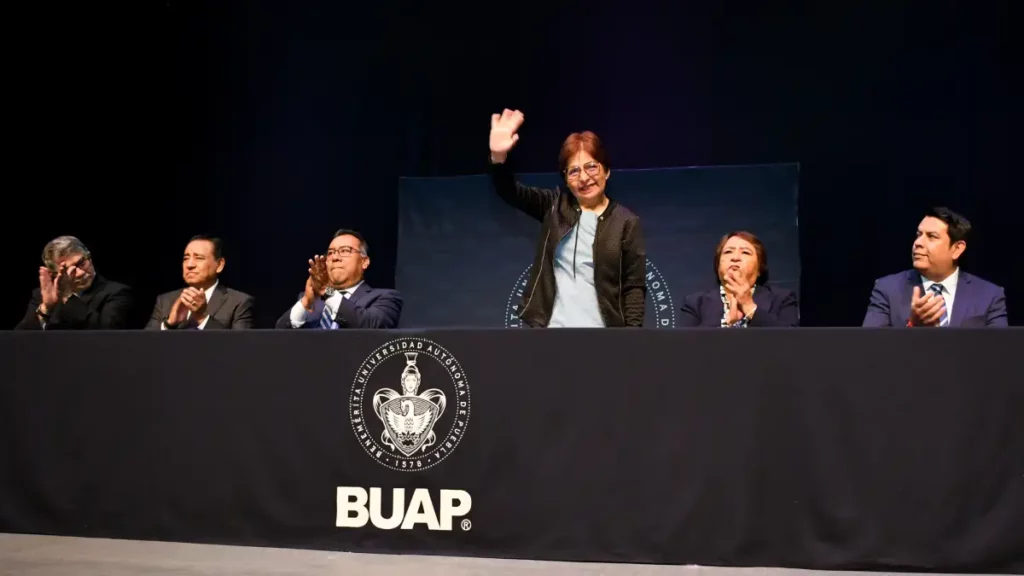 Entrega la Rectora Lilia Cedillo 291 definitividades a personal docente