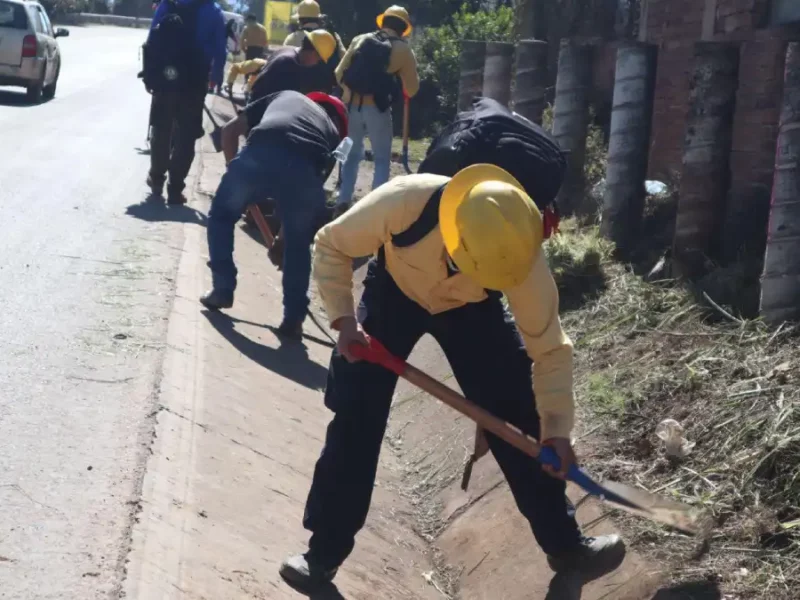 Faenas de la mano de la gente llegan a San Pedro Atmatla para mejorar imagen urbana