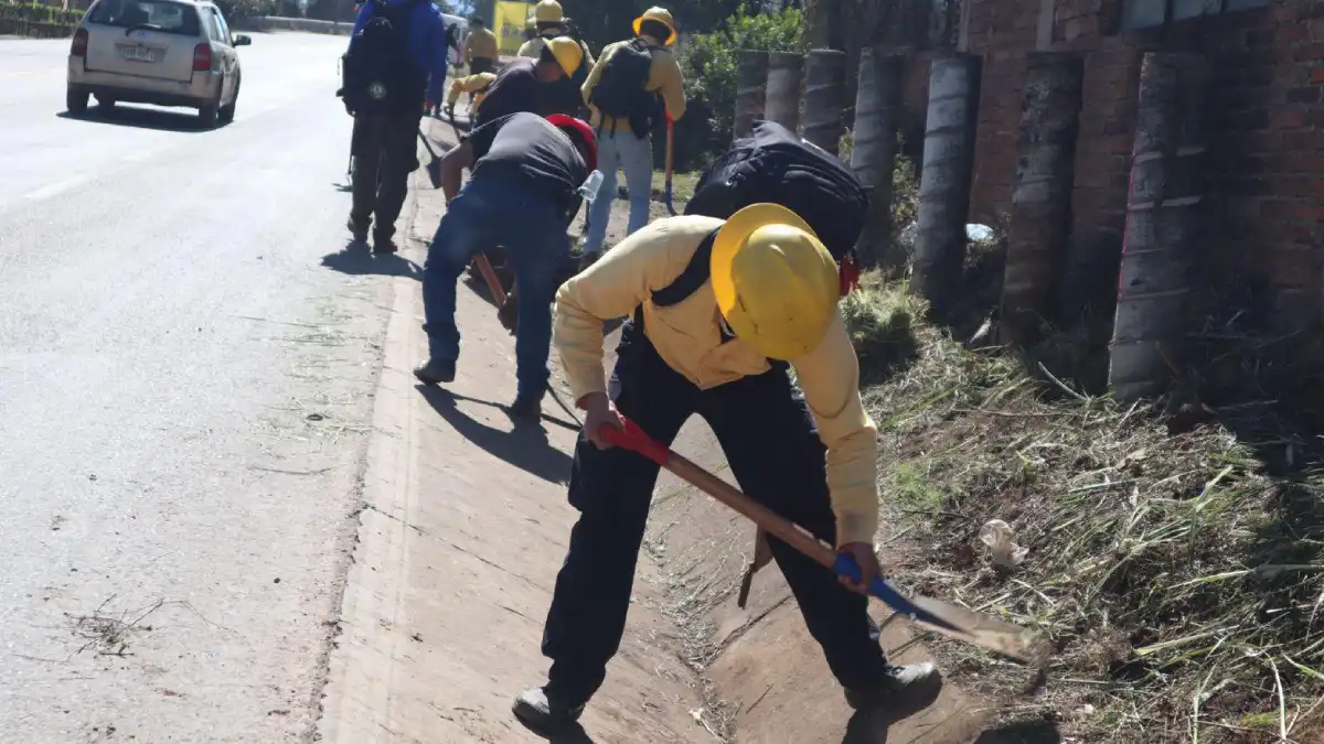 Faenas de la mano de la gente llegan a San Pedro Atmatla para mejorar imagen urbana