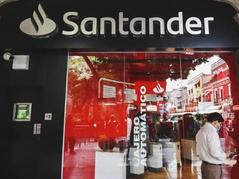 Asaltan a cuentahabiente de Banco Santander, a metros del Palacio Municipal de Puebla; delincuentes huyeron