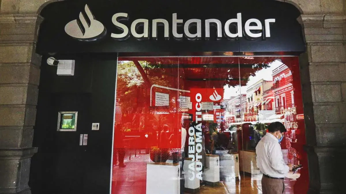Asaltan a cuentahabiente de Banco Santander, a metros del Palacio Municipal de Puebla; delincuentes huyeron