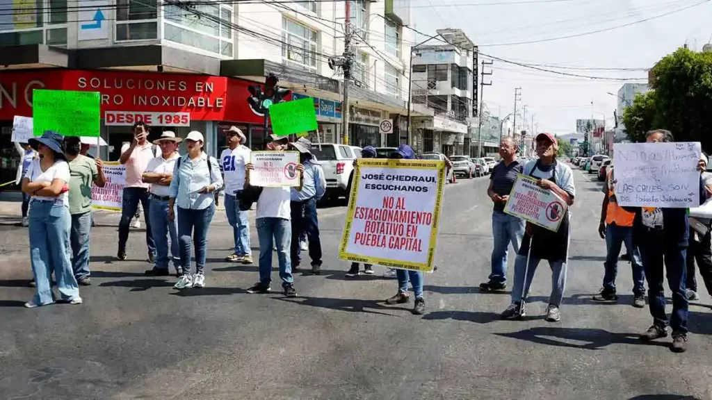 Vecinos de la colonia El Carmen protestan contra instalación de parquímetros en Puebla capital 