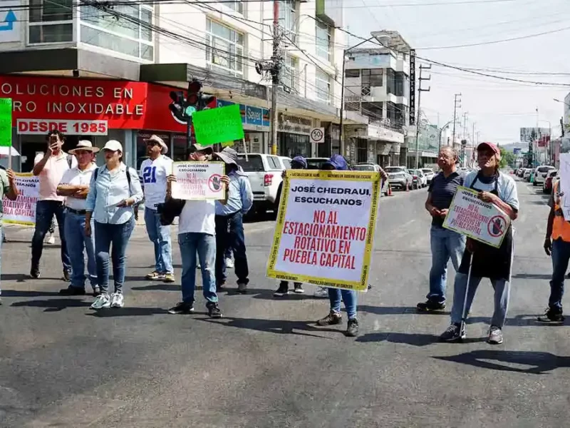 Vecinos de la colonia El Carmen protestan contra instalación de parquímetros en Puebla capital 