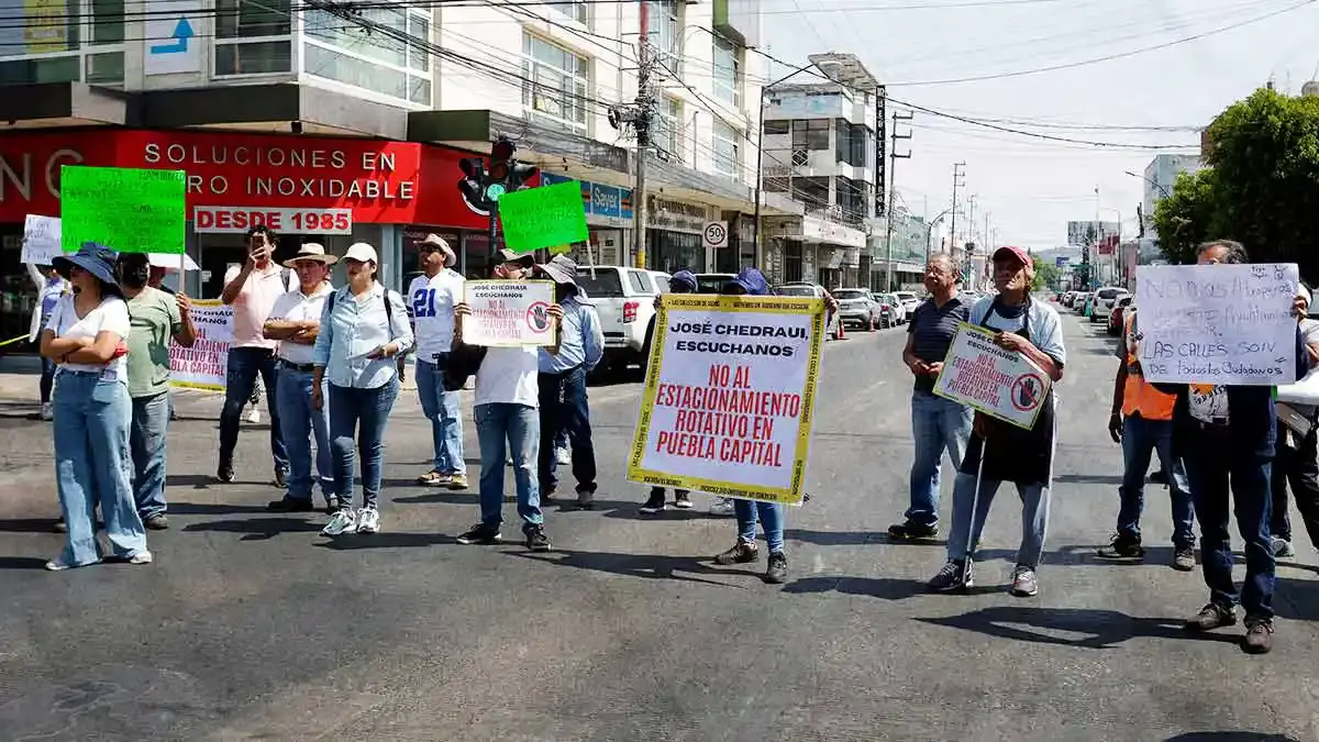 Vecinos de la colonia El Carmen protestan contra instalación de parquímetros en Puebla capital