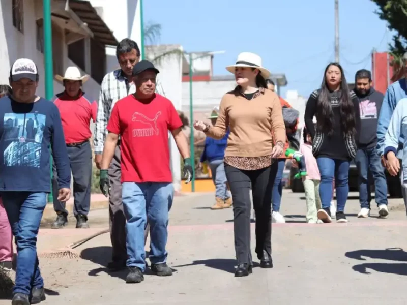 Vecinas y vecinos de Dos Caminos reciben a Bety Sánchez y hacen faena