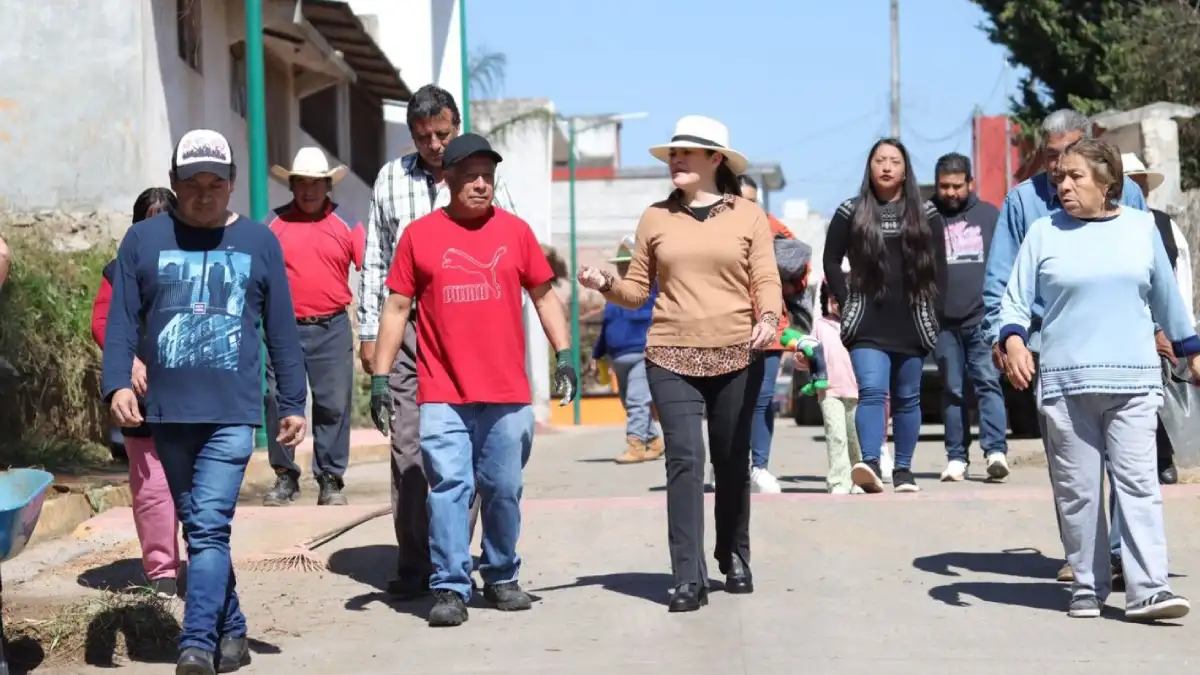 Vecinas y vecinos de Dos Caminos reciben a Bety Sánchez y hacen faena