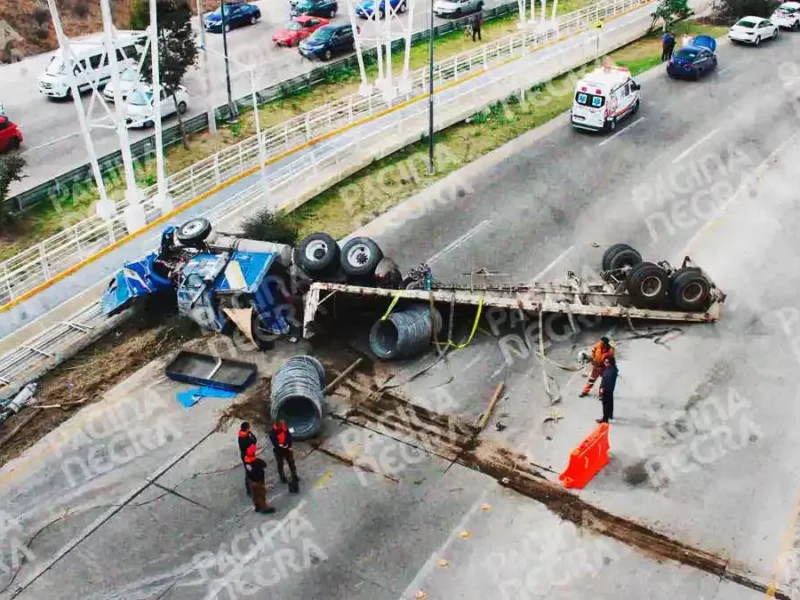 Volcadura de tractocamión causa cierre de Periférico Ecológico en Puebla