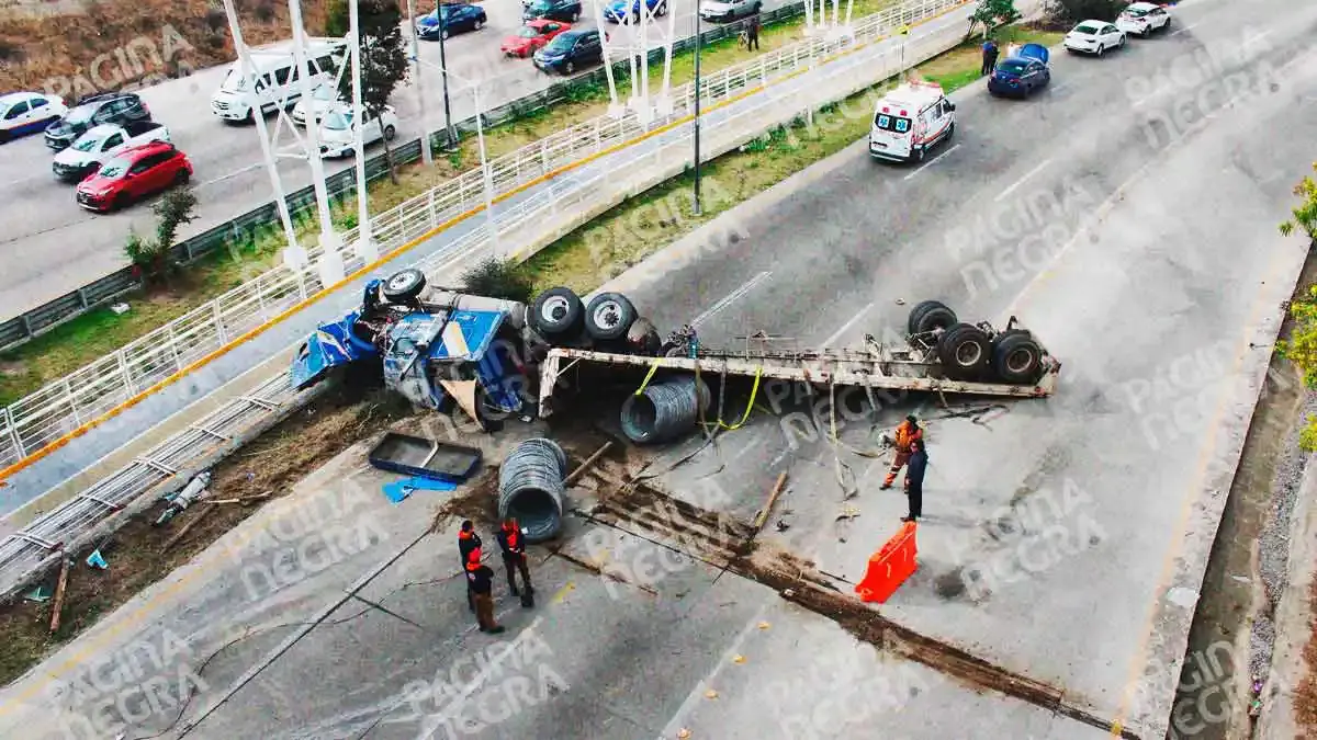 Volcadura de tractocamión causa cierre de Periférico Ecológico en Puebla