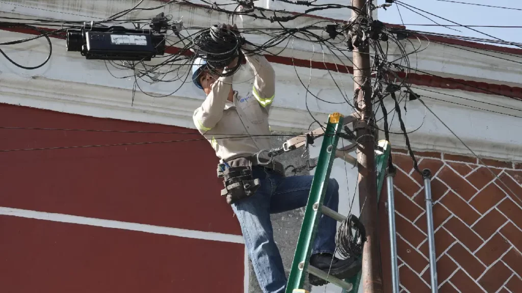 Gobierno de la Ciudad avanza con retiro de cableado en desuso para una Puebla más ordenada
