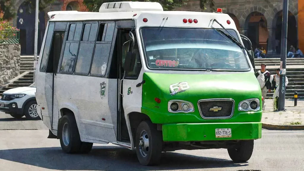Gobierno de Puebla comprará 40 mil placas para transporte público y taxis; tendrán QR con datos
