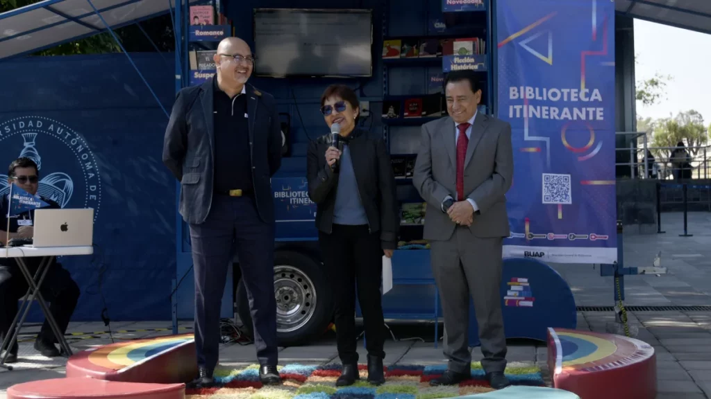 La Rectora Lilia Cedillo pone en marcha “Biblioteca itinerante”