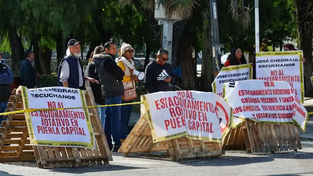 Vecinos inconformes con parquímetros bloquean trayecto de Línea 1 RUTA Puebla, generan caos vial
