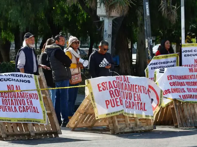 Vecinos inconformes con parquímetros bloquean trayecto de Línea 1 RUTA Puebla, generan caos vial