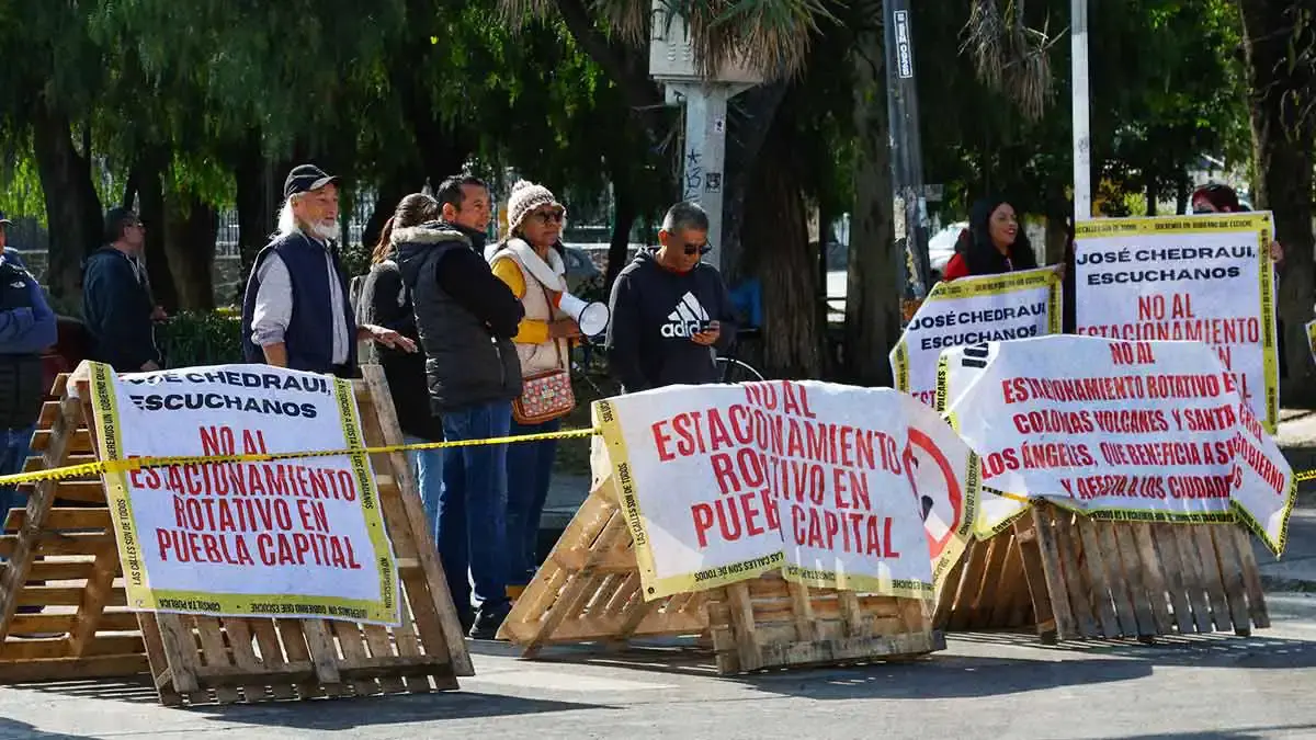 Vecinos inconformes con parquímetros bloquean trayecto de Línea 1 RUTA Puebla, generan caos vial