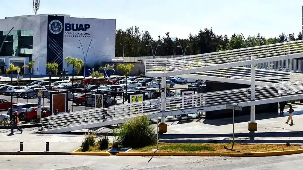 Escaleras eléctricas y elevadores para el puente peatonal de Atlixcáyotl estarán listos en septiembre