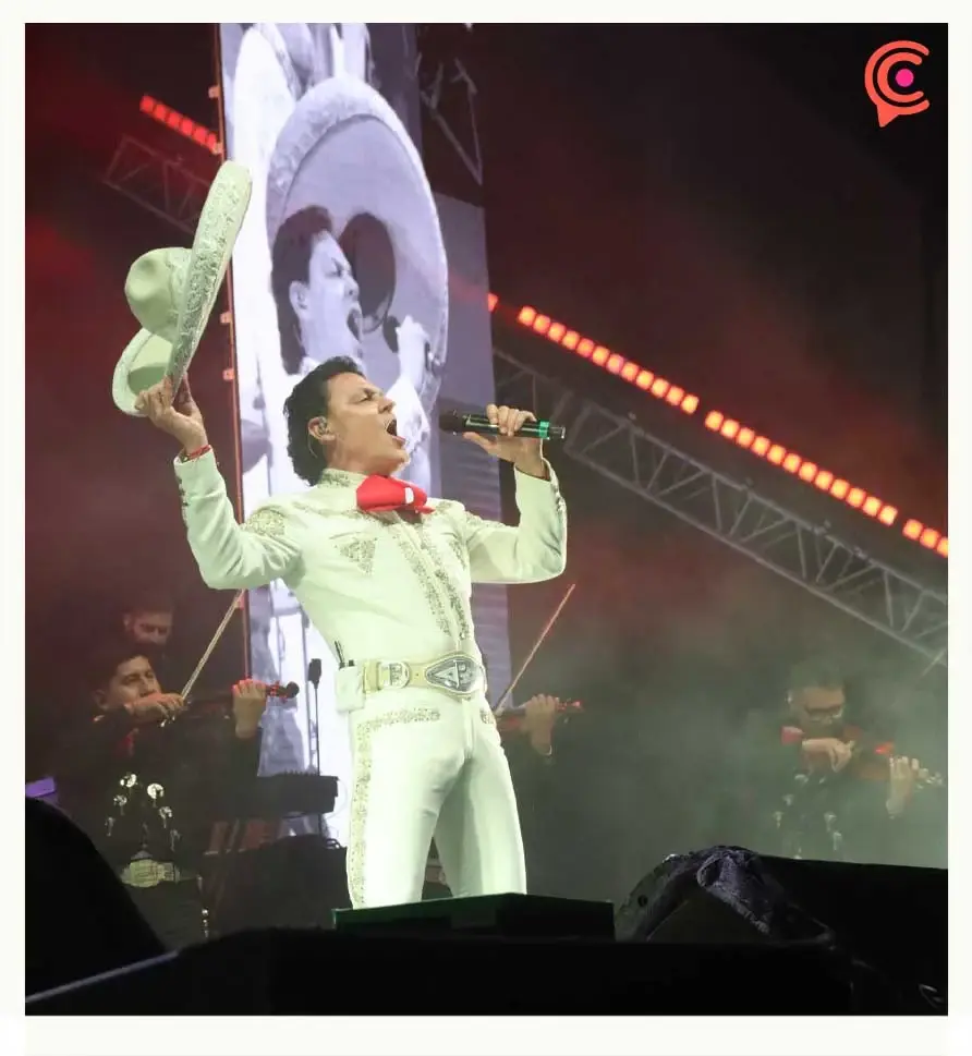 Pedro Fernández homenajeó a Paquita la del Barrio durante su concierto en Puebla