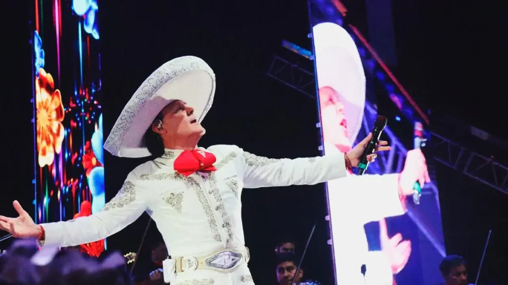 Pedro Fernández homenajeó a Paquita la del Barrio durante su concierto en Puebla
