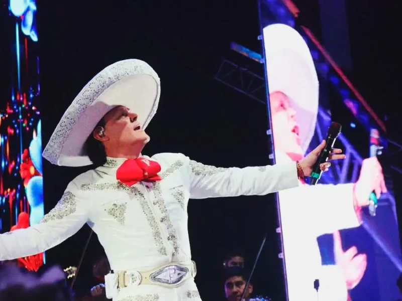 Pedro Fernández homenajeó a Paquita la del Barrio durante su concierto en Puebla