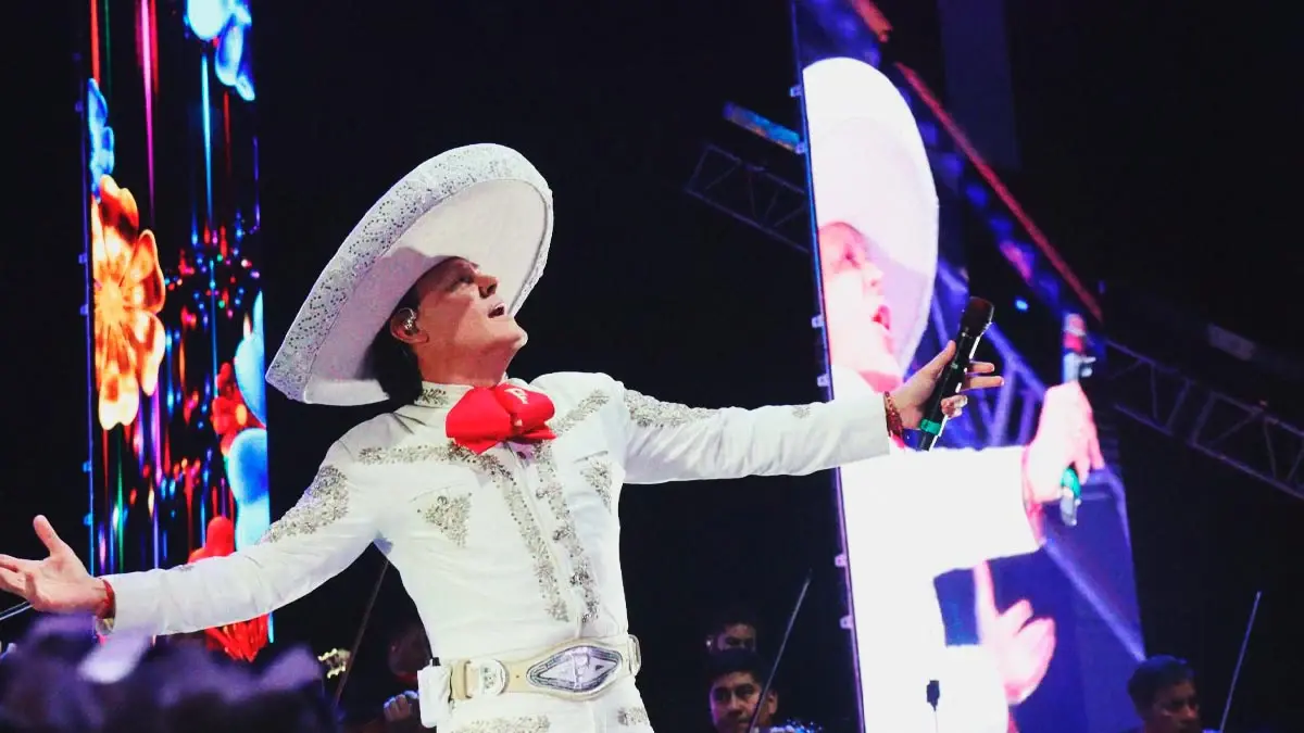 Pedro Fernández homenajeó a Paquita la del Barrio durante su concierto en Puebla