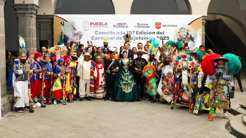 Roberto Solís y Alejandro Armenta inauguran el primer convite del carnaval de Huejotzingo en Puebla