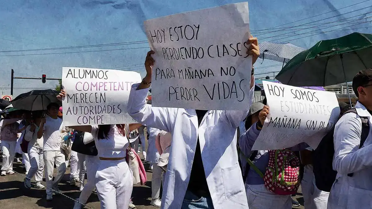 Acusan que estudiantes ajenos a movimiento de Medicina BUAP impidieron mesa de trabajo 