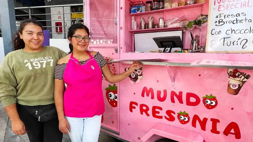 Disfruta la variedad de fresas con crema que ofrecen en “Mundo Fresonia” en Puebla 
