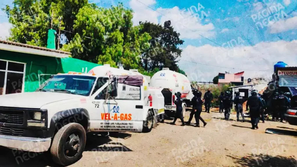 Aseguran dos pipas y detienen a cinco personas por trasvase ilegal de gas LP en Puebla