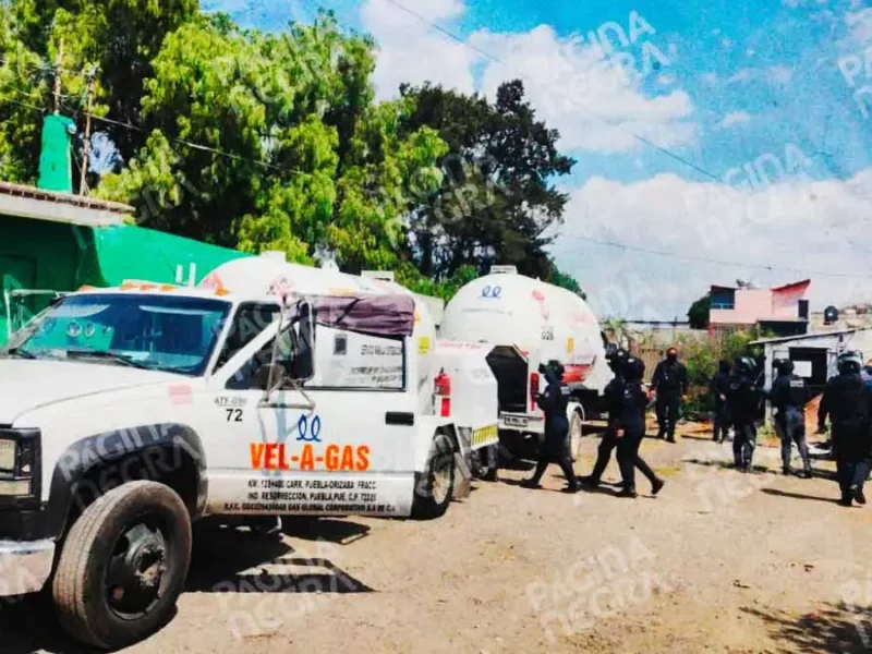 Aseguran dos pipas y detienen a cinco personas por trasvase ilegal de gas LP en Puebla