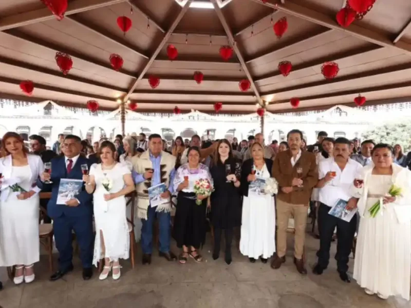 “En Zacatlán o te enamoras o te casas” y Bety Sánchez casó a 14 parejas