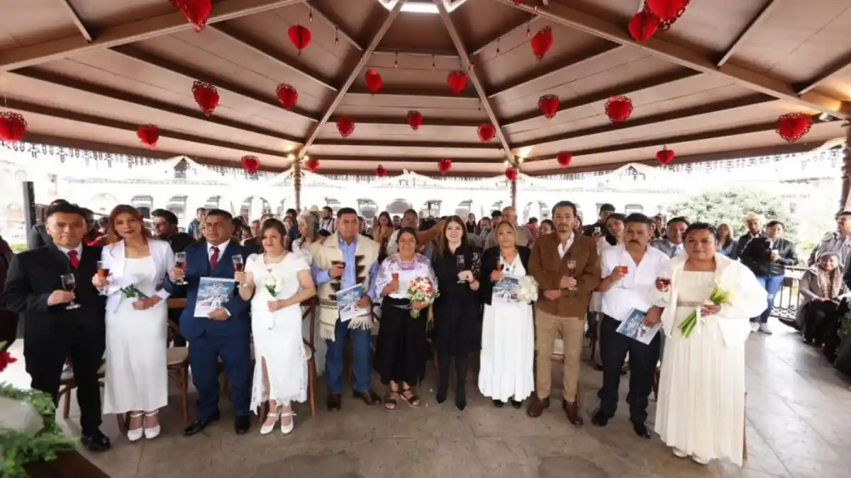 “En Zacatlán o te enamoras o te casas” y Bety Sánchez casó a 14 parejas