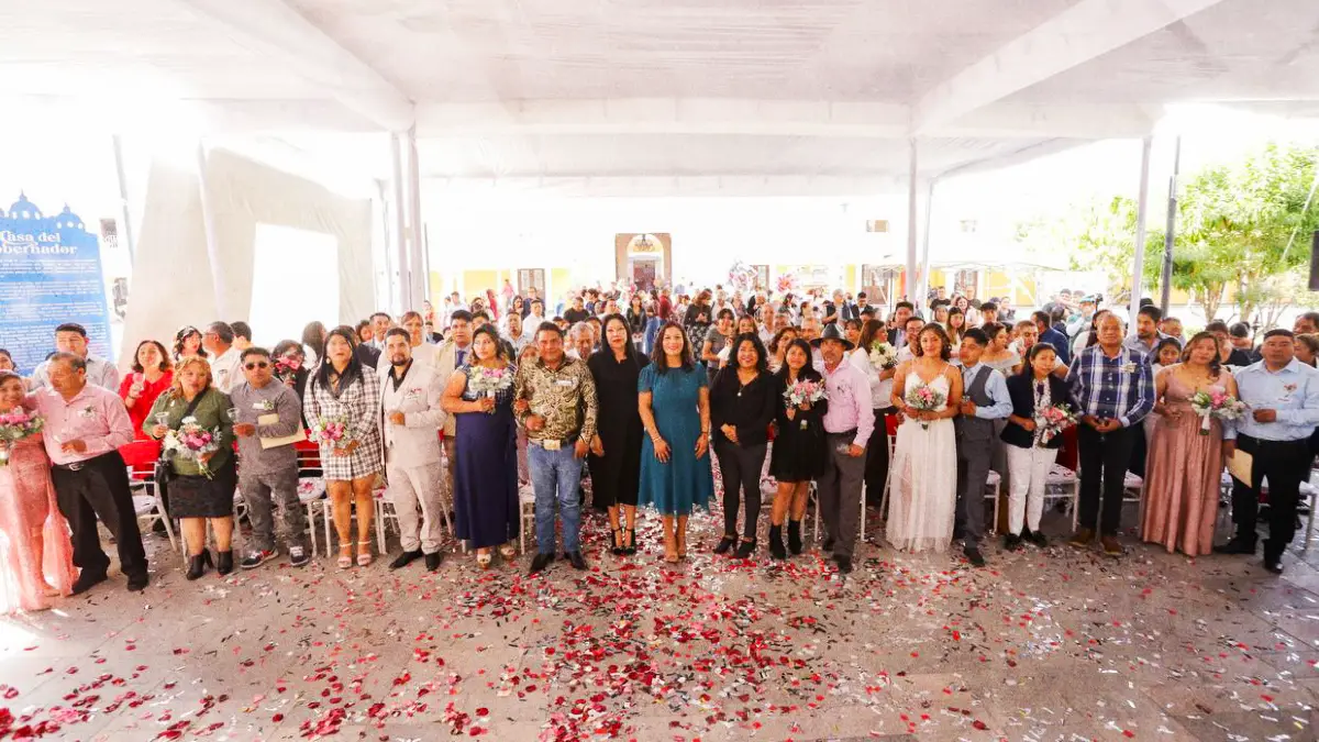 María Isidra y Miguel Ángel, junto a 31 parejas, refrendan su promesa de amor en San Andrés Cholula