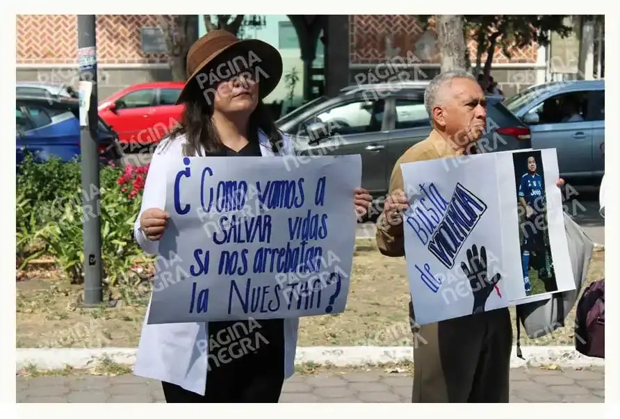 Trabajadores del IMSS de San José exigen justicia por su compañero baleado en un intento de asalto en Puebla