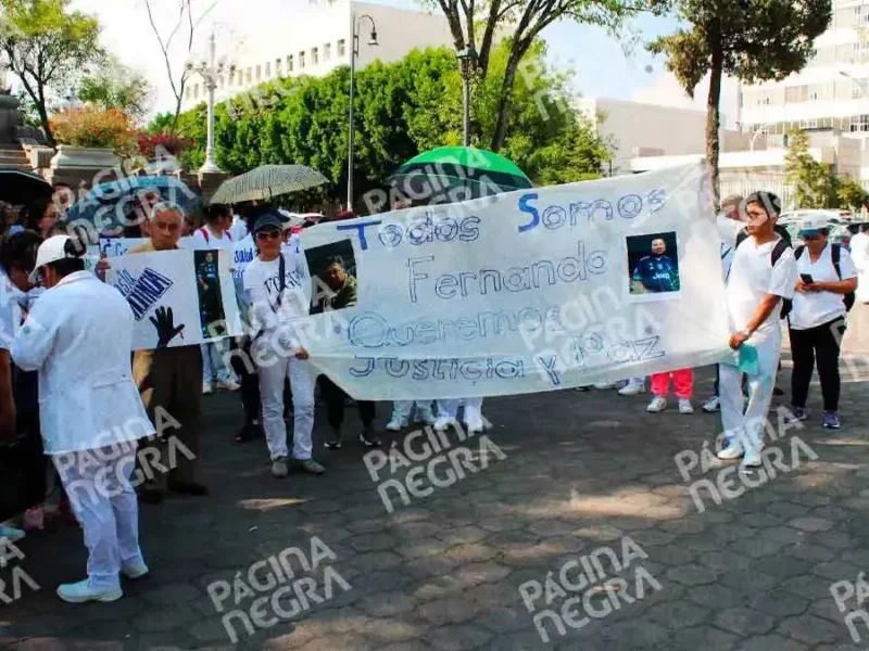 Trabajadores del IMSS de San José exigen justicia por su compañero baleado en un intento de asalto en Puebla