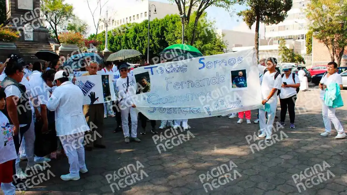 Trabajadores del IMSS de San José exigen justicia por su compañero baleado en un intento de asalto en Puebla