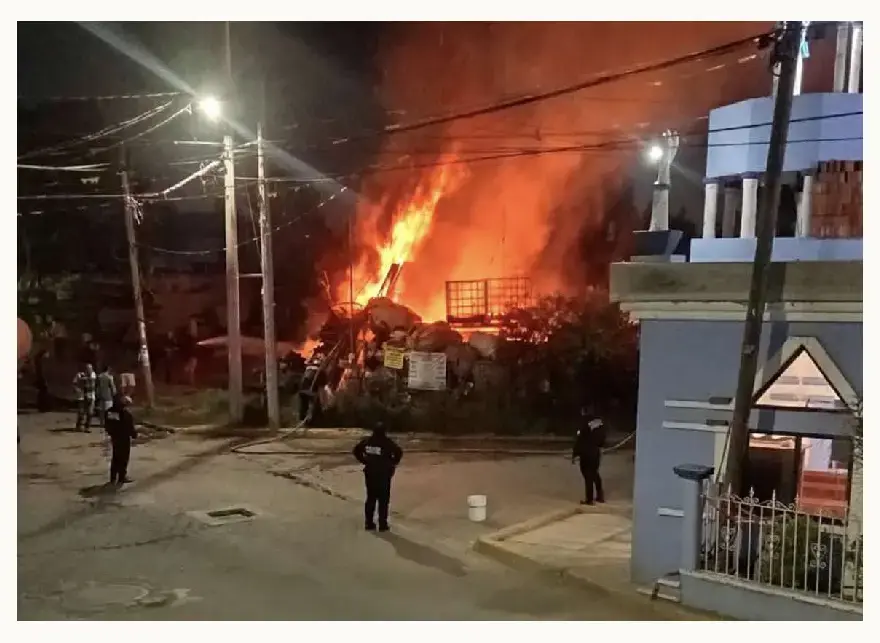 Delincuentes vandalizan tiendas OXXO y provocan caos con ponchallantas, tras ejecución de policías en Puebla