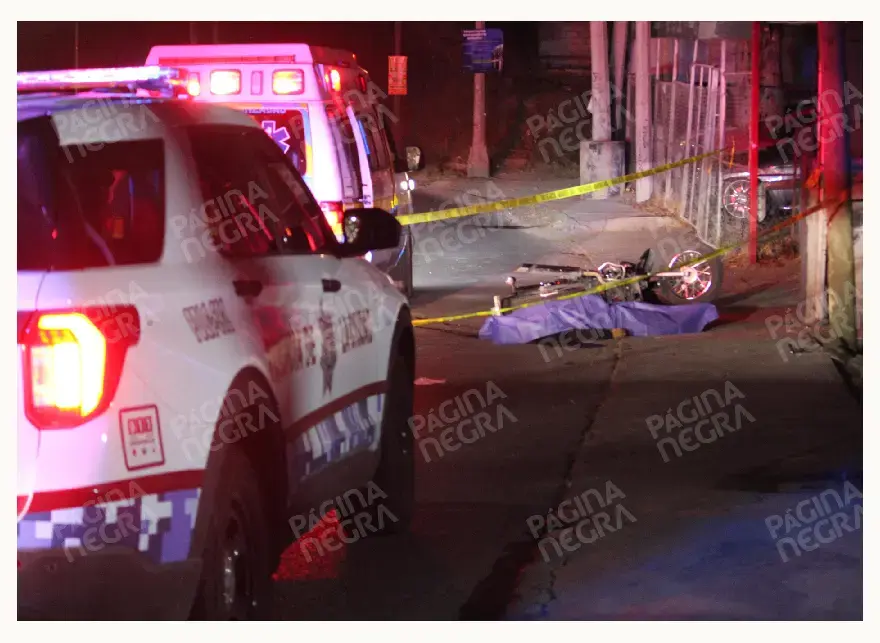 Motociclista murió al chocar contra poste de Telmex en Totimehuacan, Puebla